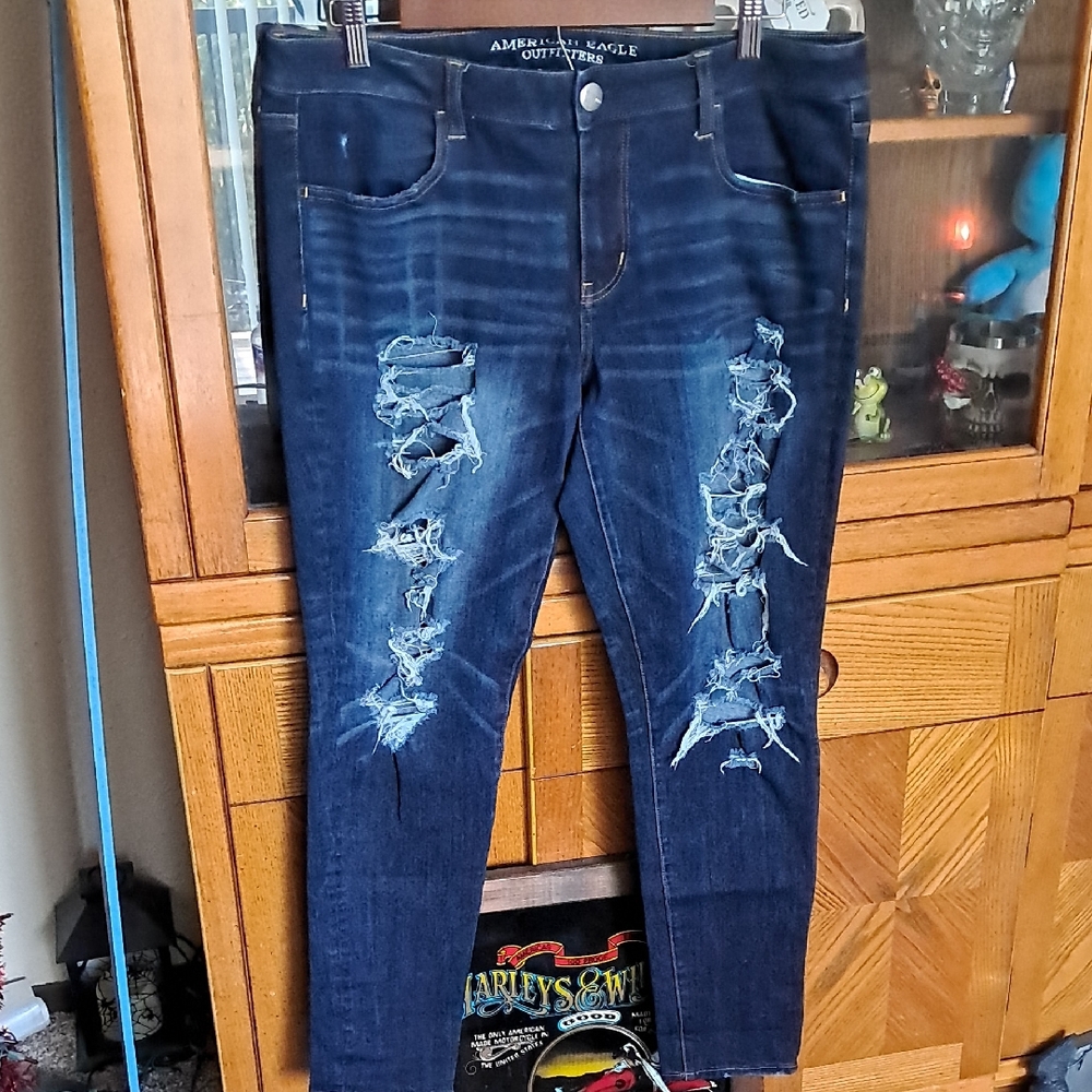 (37) American Eagle Outfitters Women's Dark Blue Distressed Jeans